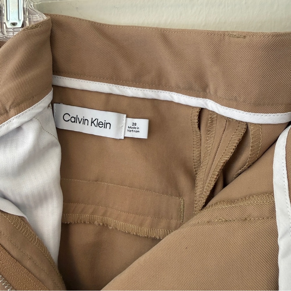 Calvin Klein Soft Twill Relaxed Pleated Trouser - Size 28 in Tan - Picture 9 of 12